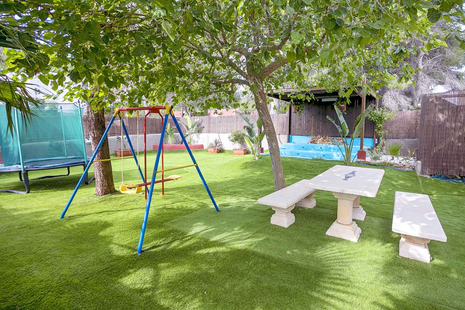 Jardn con columpios en una villa en Ibiza